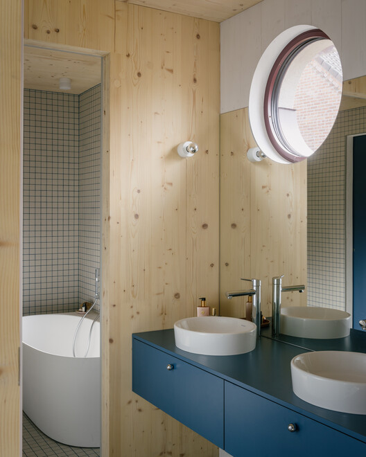 Heifort a Single-Story Home / FELT architecture & design Heifort a Single-Story Home / FELT architecture & design - Interior Photography, Bathroom, Sink, Wood, Lighting, Countertop