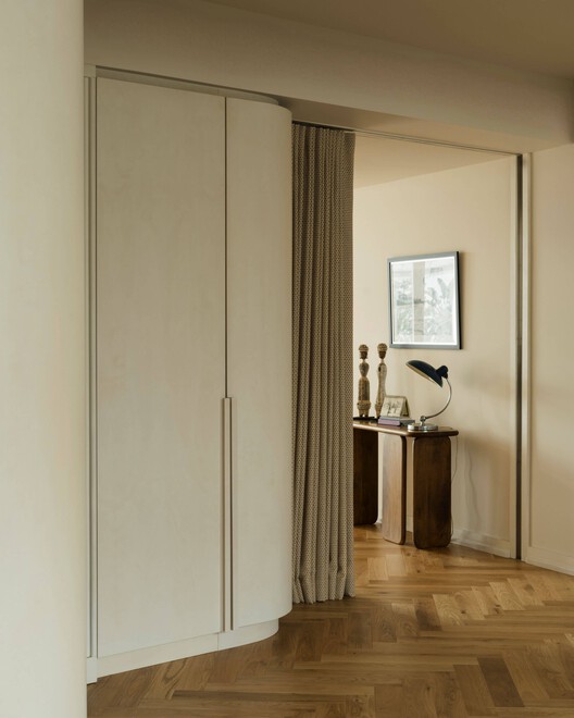 Apartamento Estrela - Lucky Star / Spacegram - Fotografia de Interiores, Porta, Armário, Dormitório