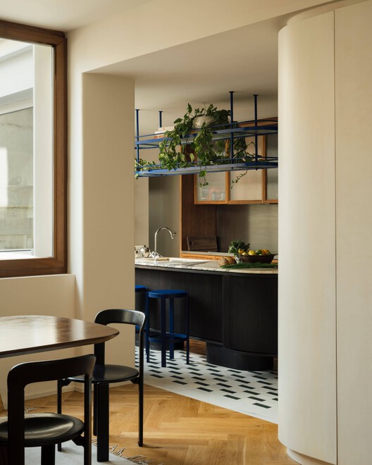 Apartamento Estrela - Lucky Star / Spacegram - Fotografia de Interiores, Cozinha, Madeira, Iluminação, Mesa, Cadeira, Prateleira
