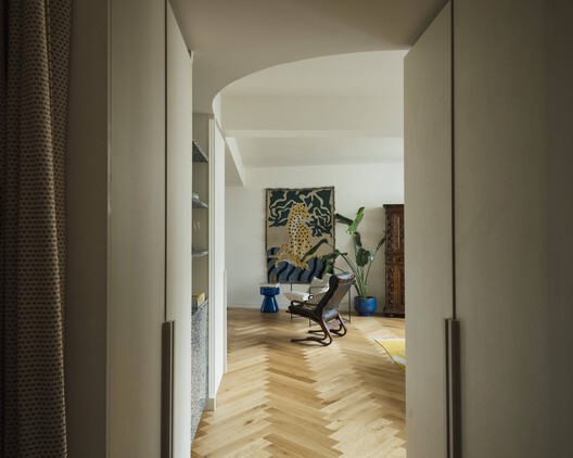 Apartamento Estrela - Lucky Star / Spacegram - Fotografia de Interiores, Madeira, Iluminação, Porta, Cadeira