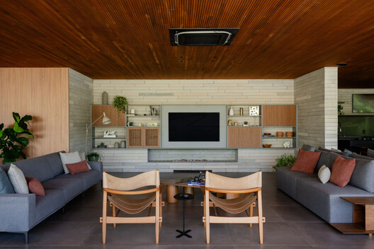 Jardineiras House / Sala 03 Arquitetura Jardineiras House / Sala 03 Arquitetura - Interior Photography, Living Room, Wood, Table, Sofa, Lighting, Chair