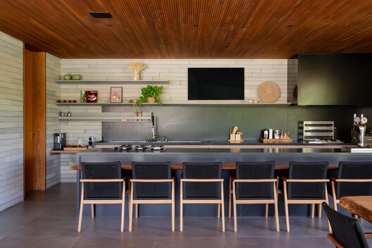 Jardineiras House / Sala 03 Arquitetura Jardineiras House / Sala 03 Arquitetura - Interior Photography, Kitchen, Wood, Table, Countertop, Chair, Lighting, Glass