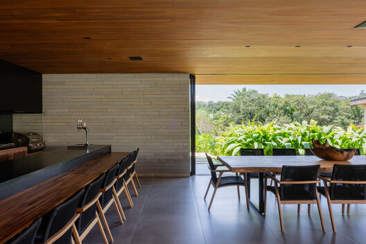 Jardineiras House / Sala 03 Arquitetura Jardineiras House / Sala 03 Arquitetura - Interior Photography, Dining room, Wood, Table, Chair