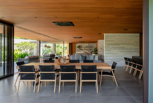 Jardineiras House / Sala 03 Arquitetura Jardineiras House / Sala 03 Arquitetura - Interior Photography, Dining room, Table, Wood, Chair, Glass