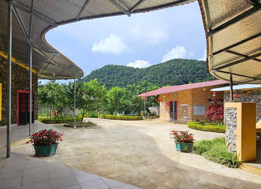 Hang Tau Kindergarten and Primary School / 1+1>2 Architects Hang Tau Kindergarten and Primary School / 1+1>2 Architects - Exterior Photography, Garden