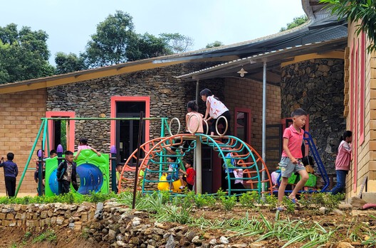 Hang Tau Kindergarten and Primary School / 1+1>2 Architects Hang Tau Kindergarten and Primary School / 1+1>2 Architects - Exterior Photography, Garden