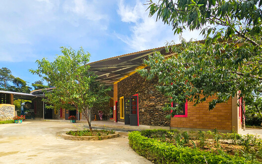 Hang Tau Kindergarten and Primary School / 1+1>2 Architects Hang Tau Kindergarten and Primary School / 1+1>2 Architects - Exterior Photography, Garden