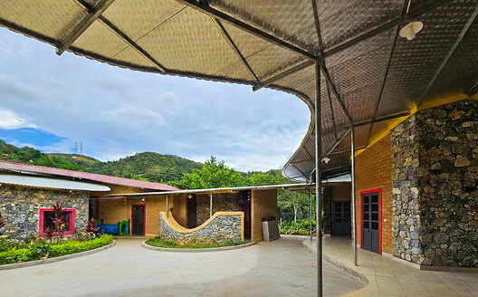 Hang Tau Kindergarten and Primary School / 1+1>2 Architects Hang Tau Kindergarten and Primary School / 1+1>2 Architects - Interior Photography, Garden