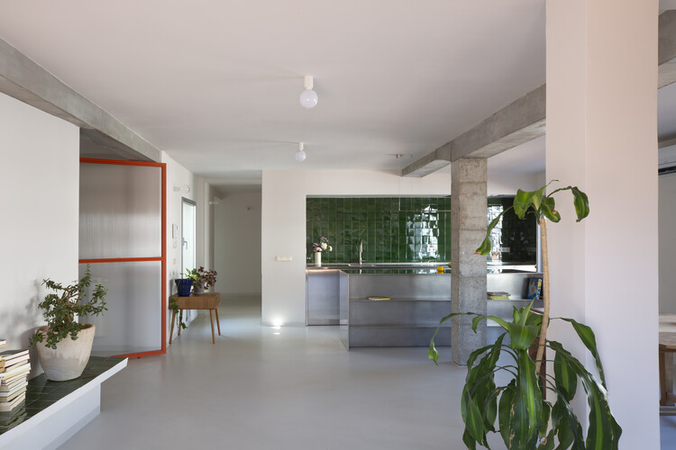 Villa T/Works - Fotografía de Interiores, Cocina, Iluminación, Sillas, Vigas Fijas