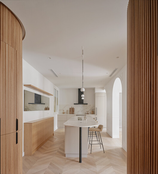Apartamento Largo / MIEL Arquitectos - fotografía de interiores, cocina, madera, sillas
