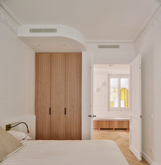 Long Flat / MIEL Arquitectos Long Flat / MIEL Arquitectos - Fotografía interior, Dormitorio, Madera, Camas, Puerta, Iluminación