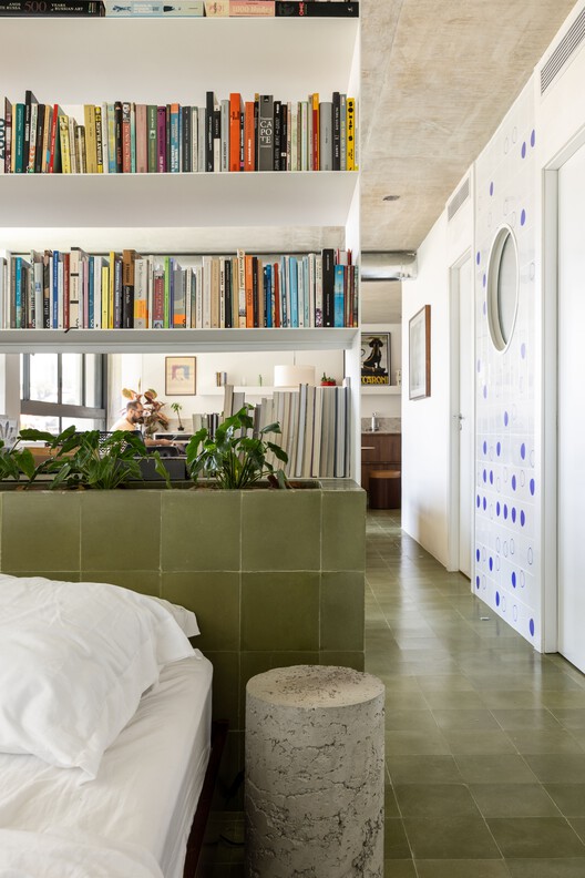 Apartamento Floresta / Balaio Arquitetura - Fotografia de Interiores, Prateleira, Madeira, Iluminação, Mesa, Cadeira