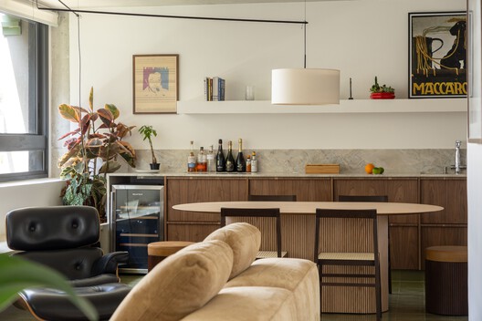 Apartamento Floresta / Balaio Arquitetura Apartamento Floresta / Balaio Arquitetura - Fotografia de Interiores, Sala de Estar, Madeira, Mesa, Iluminação, Cadeira, Bancada