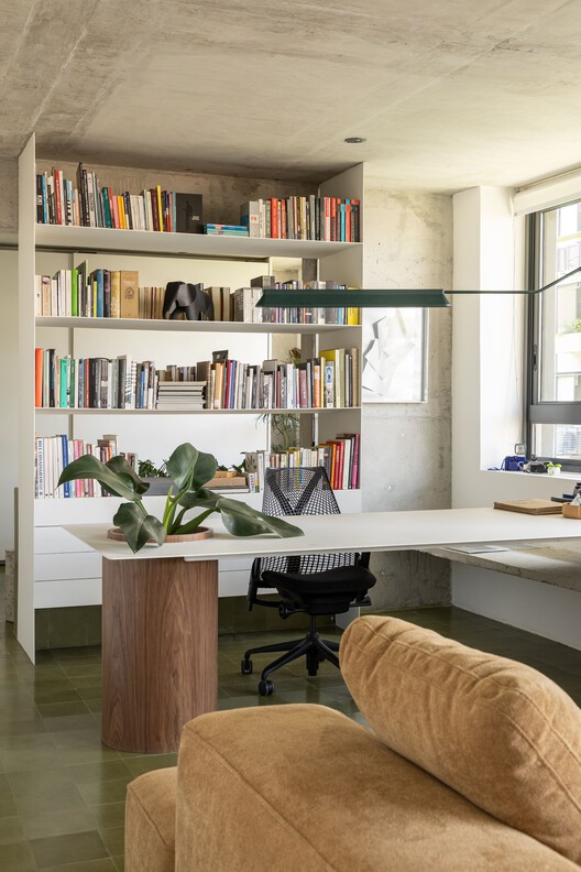 Apartamento Floresta / Balaio Arquitetura - Fotografia de Interiores, Armário, Prateleira, Madeira, Mesa, Cadeira, Iluminação