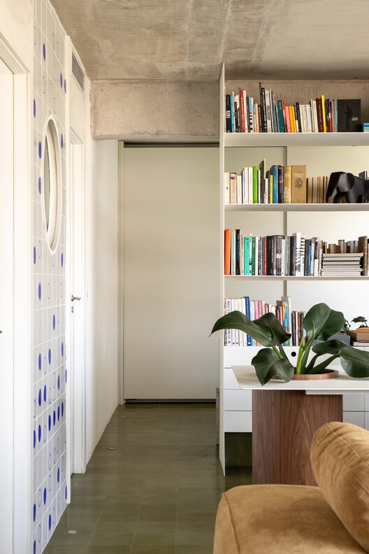 Apartamento Floresta / Balaio Arquitetura - Fotografia de Interiores, Armário, Madeira, Iluminação, Prateleira, Cadeira