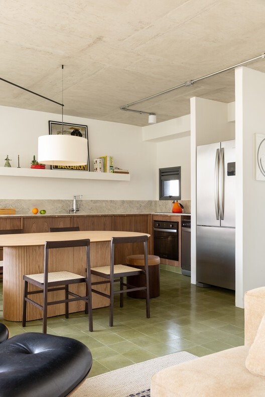 Apartamento Floresta / Balaio Arquitetura - Fotografia de Interiores, Cozinha, Cadeira, Madeira, Mesa, Bancada, Iluminação