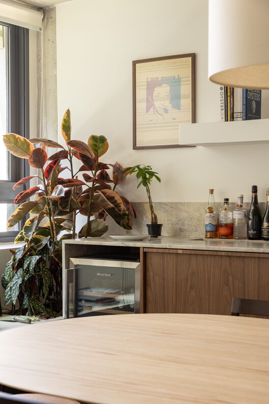 Apartamento Floresta / Balaio Arquitetura Apartamento Floresta / Balaio Arquitetura - Fotografia de Interiores, Cozinha, Madeira, Mesa, Iluminação, Bancada, Cadeira