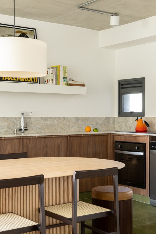 Apartamento Floresta / Balaio Arquitetura Apartamento Floresta / Balaio Arquitetura - Fotografia de Interiores, Cozinha, Madeira, Mesa, Iluminação, Cadeira, Bancada