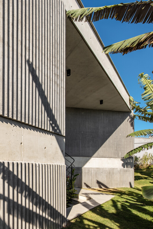 Casa Kûara / Obra Arquitetos + NNArq - Fotografía exterior, Concreto