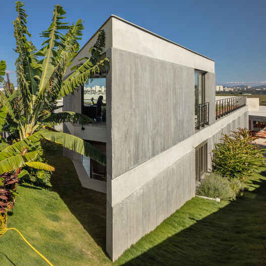 Casa Kûara / Obra Arquitetos + NNArq - Fotografía exterior, Concreto, Balcón, Patio interior