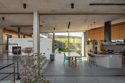 Casa Kûara / Obra Arquitetos + NNArq - Fotografía interior, Comedor, Madera, Sillas, Fijación Vigas