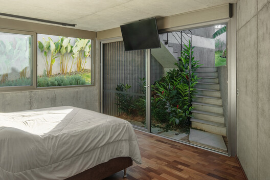 Casa Kûara / Obra Arquitetos + NNArq - Fotografía interior, Dormitorio, Vidrio, Camas
