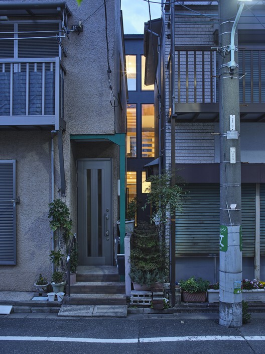 House 14° / Akaike Kazuhito Architect & Associates House 14° / Akaike Kazuhito Architect & Associates - Exterior Photography, Concrete, Balcony