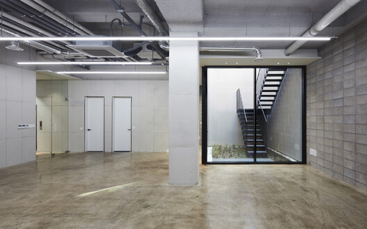 Triplet Code Sinsa Neighborhood Facility / L'EAU design Triplet Code Sinsa Neighborhood Facility / L'EAU design - Interior Photography, Door, Concrete