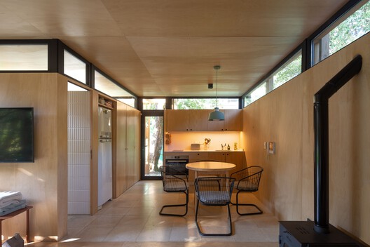 Refugio Bosque / Sol Galliano Refugio Bosque / Sol Galliano - Fotografía interior, Madera, Sillas, Encimera