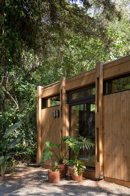 Refugio Bosque / Sol Galliano - Fotografía exterior, Madera, Puerta