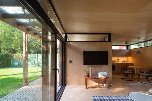 Refugio Bosque / Sol Galliano Refugio Bosque / Sol Galliano - Fotografía interior, Madera, Puerta, Sillas, Patio, Fijación Vigas