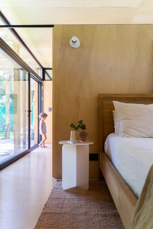 Refugio Bosque / Sol Galliano Refugio Bosque / Sol Galliano - Fotografía interior, Dormitorio, Madera, Puerta, Vidrio