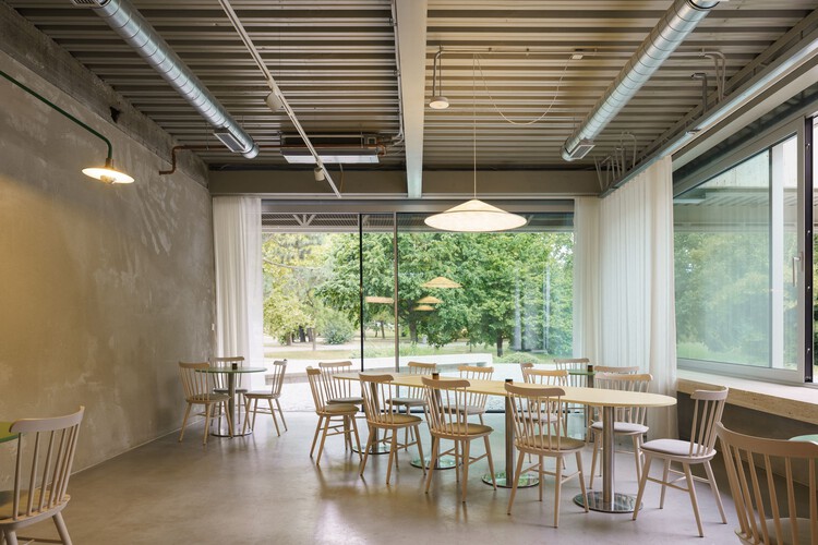 Bistrô Ferdinand / Grau Architects + studeny architects + Peter Stec - Fotografia de Interiores, Sala de Jantar, Madeira, Cadeira, Mesa, Iluminação, Vidro