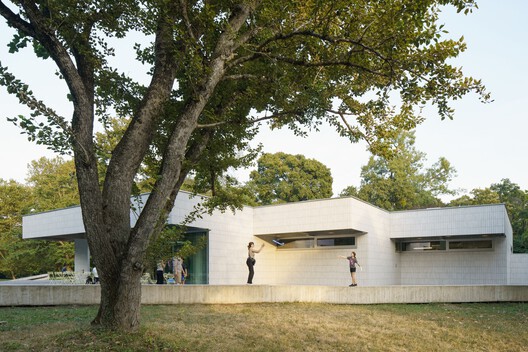 Bistro Ferdinand / Grau Architects + studeny architects + Peter Stec - Exterior Photography, Concrete