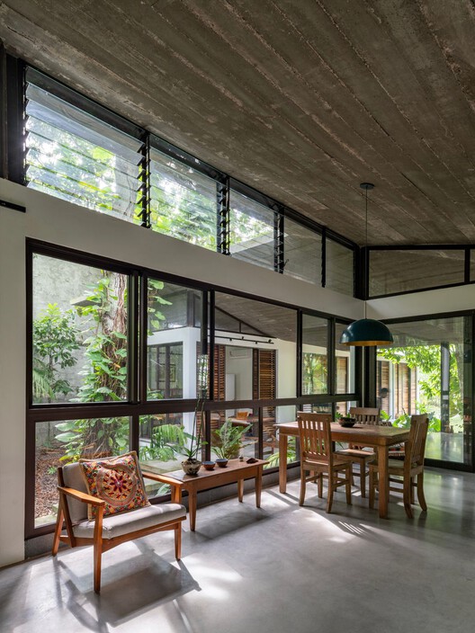 Casa Cajuí / Laurent Troost Architectures - Fotografia de Interiores, Sala de Jantar, Madeira, Cadeira, Vidro, Viga