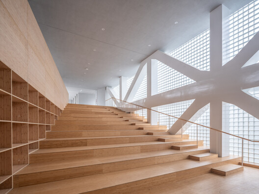 Library of the High School Affiliated to Nanjing Normal University, Xiaozhuang Campus / Atelier FCJZ Library of the High School Affiliated to Nanjing Normal University, Xiaozhuang Campus / Atelier FCJZ - Image 6 of 39