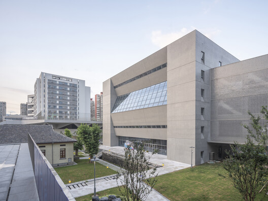 Library of the High School Affiliated to Nanjing Normal University, Xiaozhuang Campus / Atelier FCJZ Library of the High School Affiliated to Nanjing Normal University, Xiaozhuang Campus / Atelier FCJZ - Exterior Photography, Concrete