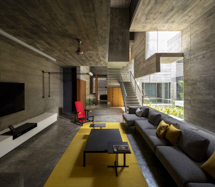Casa Cortar, Doblar, Doblar, Jugar / Matharoo Associates - Fotografía de Interiores, Sala de Estar, Concreto, Vigas Fijas