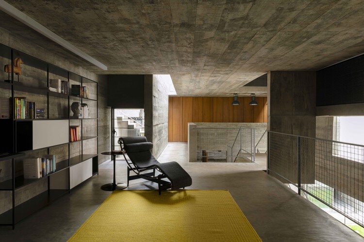 Casa Cortar, Doblar, Doblar, Jugar / Matharoo Associates - Fotografía de Interiores, Sillas