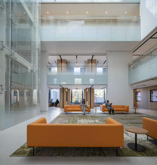 清华大学万科公共卫生与健康学院 / 王辉 | 都市实践 清华大学万科公共卫生与健康学院 / 王辉 | 都市实践 - 室内图, 椅子, 玻璃