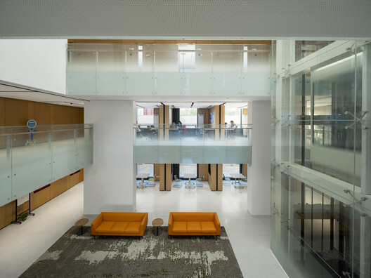 清华大学万科公共卫生与健康学院 / 王辉 | 都市实践 清华大学万科公共卫生与健康学院 / 王辉 | 都市实践 - 室内图, 灯, 玻璃, 椅子