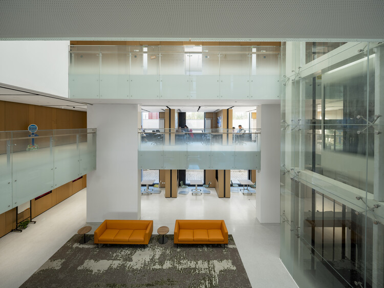 清华大学万科公共卫生与健康学院 / 王辉 | 都市实践 - 室内图, 灯, 玻璃, 椅子
