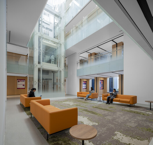 清华大学万科公共卫生与健康学院 / 王辉 | 都市实践 清华大学万科公共卫生与健康学院 / 王辉 | 都市实践 - 室内图, 起居室, 玻璃