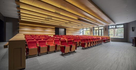 清华大学万科公共卫生与健康学院 / 王辉 | 都市实践 清华大学万科公共卫生与健康学院 / 王辉 | 都市实践 - 室内图, 椅子