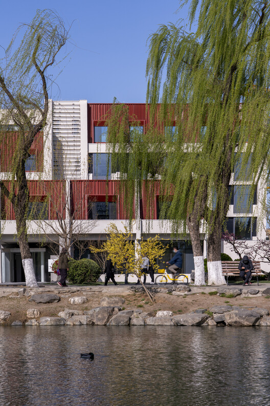 清华大学万科公共卫生与健康学院 / 王辉 | 都市实践 清华大学万科公共卫生与健康学院 / 王辉 | 都市实践 - 建筑图, 滨水