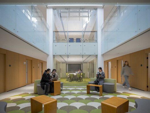 清华大学万科公共卫生与健康学院 / 王辉 | 都市实践 清华大学万科公共卫生与健康学院 / 王辉 | 都市实践 - 室内图, 玻璃