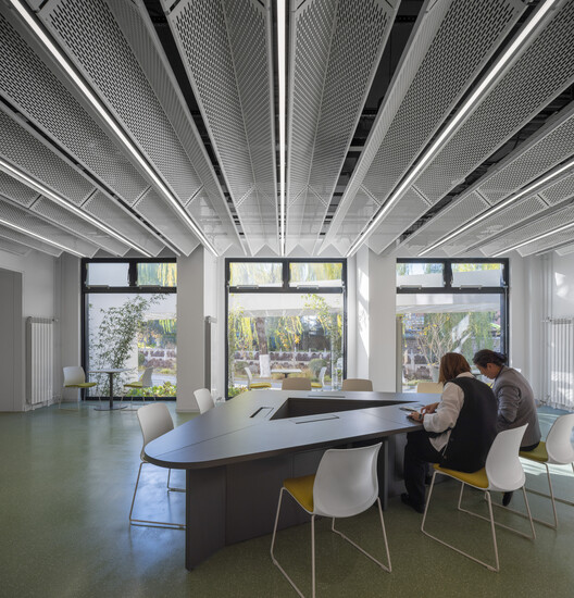 清华大学万科公共卫生与健康学院 / 王辉 | 都市实践 清华大学万科公共卫生与健康学院 / 王辉 | 都市实践 - 室内图, 厨房, 椅子