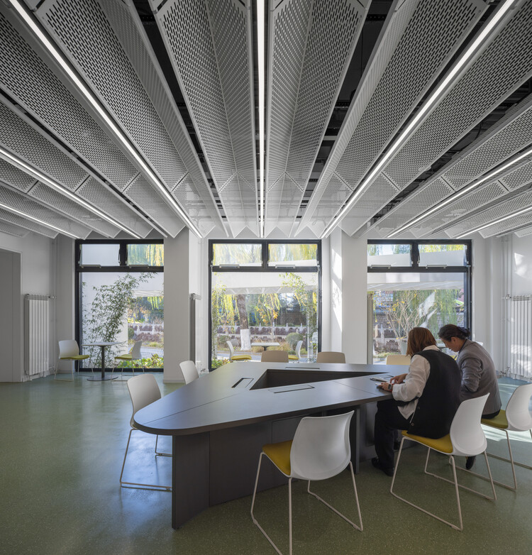 清华大学万科公共卫生与健康学院 / 王辉 | 都市实践 - 室内图, 厨房, 椅子