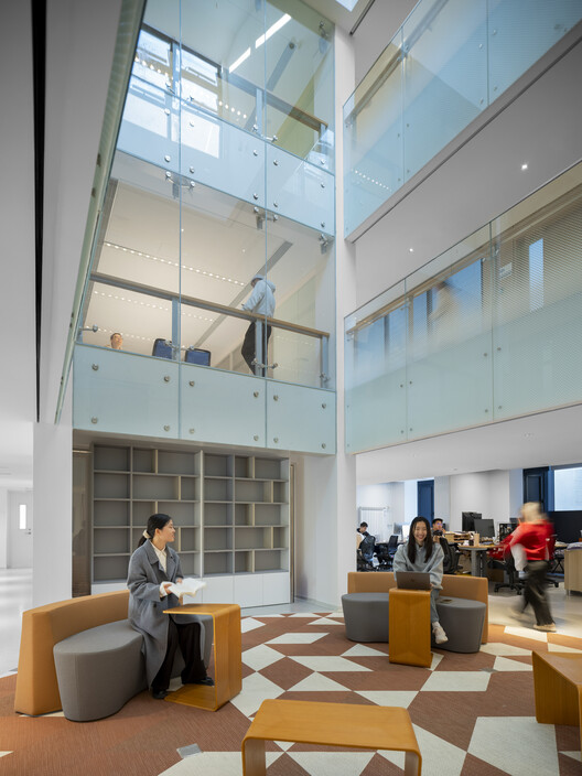 清华大学万科公共卫生与健康学院 / 王辉 | 都市实践 清华大学万科公共卫生与健康学院 / 王辉 | 都市实践 - 室内图, 椅子, 玻璃