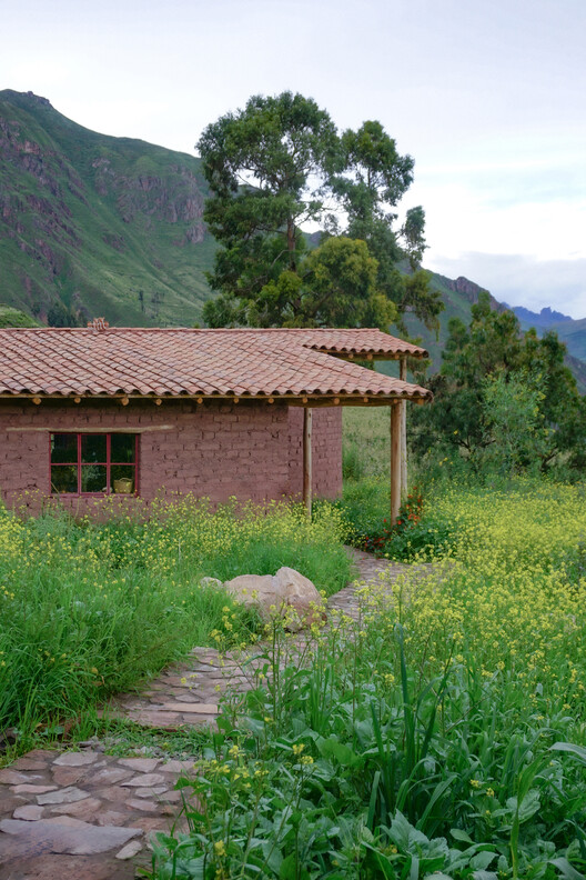 Centro Comunitario Quincho Bernarda / Taller MACAA (Misión de Arquitectura, Construcción y Arte en los Andes) - Fotografía de Exteriores, Jardín